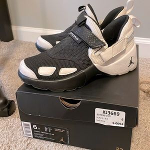 Jordan Sneakers, Kids 6 (women 7), black & white